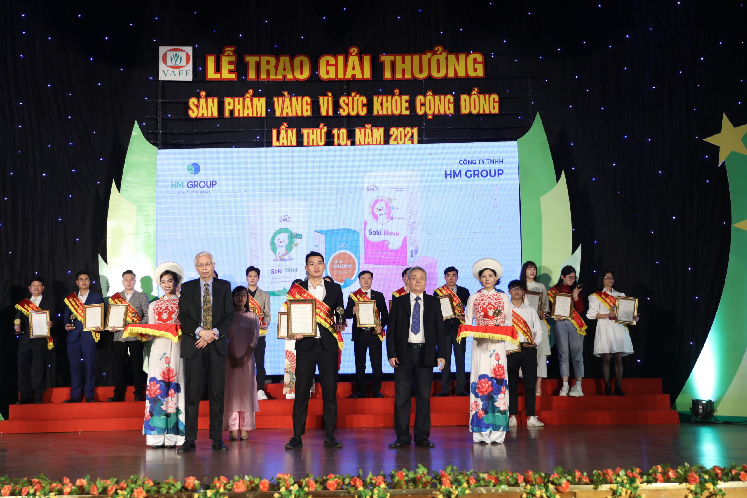 Đại diện HM Group nhận giải thưởng Sản phẩm Vàng vì Sức khoẻ cộng đồng cho 3 sản phẩm Soki Novo, Soki Miter, Soki D3 DHA
